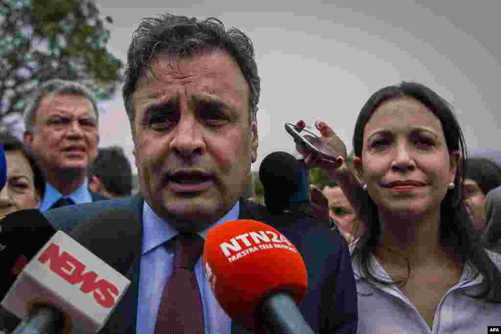 El senador y excandidato presidencial brasileño Aécio Neves (i) acompañado de la exdiputada venezolana Maria Corina Machado (d) ofrecen declaraciones a la salida del aeropuerto.