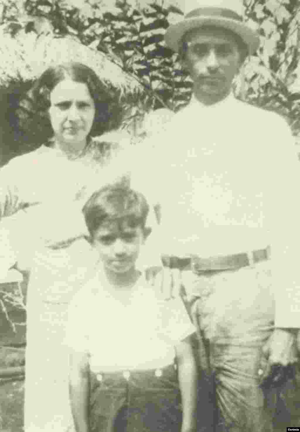 Agust&iacute;n Rom&aacute;n posa con la madre, Juana M. Rodr&iacute;guez y el padre Rosendo Rom&aacute;n en Cuba.