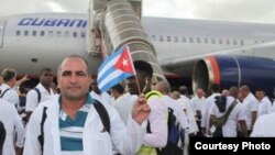 Médicos cubanos se despiden antes de viajar a África Occidental, un viaje que para algunos podría ser sin regreso.