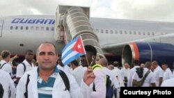 Médicos cubanos se despiden antes de viajar a África Occidental, un viaje que para algunos podría ser sin regreso. Archivo.
