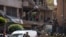 Agentes de policía y personal de emergencia trabajan en el lugar del ataque israelí en los suburbios del sur de Beirut, el 14 de junio de 2026. 
