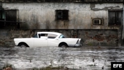 Imagen de un auto inundado en La Habana