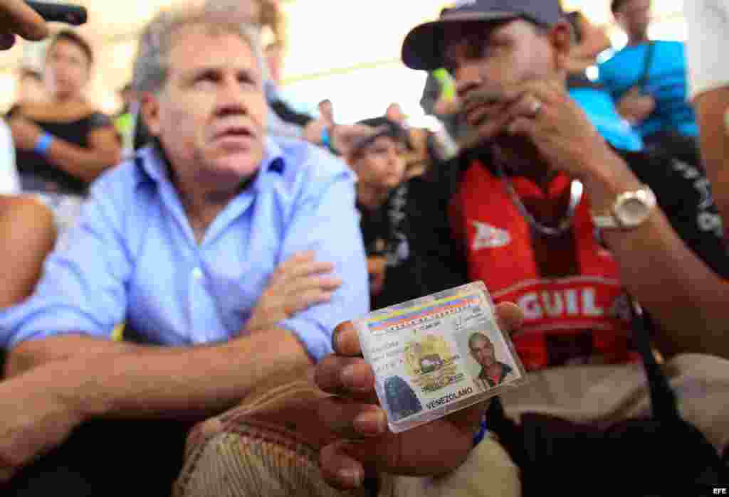 El secretario general de la Organización de Estados Americanos (OEA), Luis Almagro (i), escucha a un hombre que muestra su documento de identidad, hoy, sábado 5 de Septiembre de 2015, en el coliseo municipal del sector de La Parada, cerca a Cúcuta (Colomb