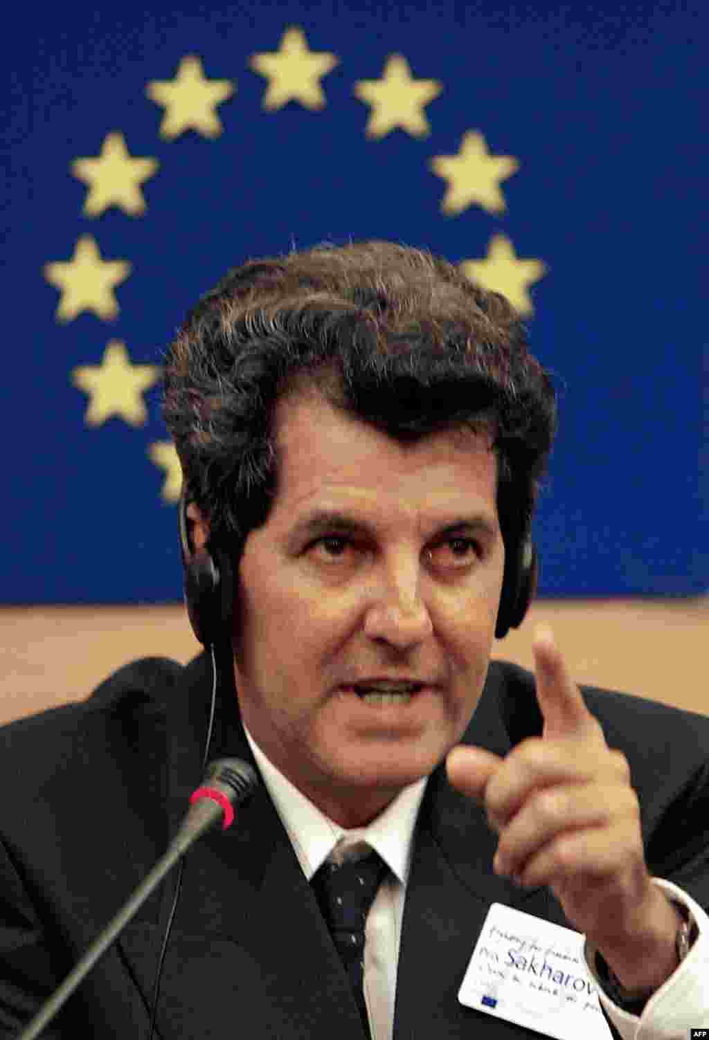 Oswaldo Payá responde a las preguntas de los periodistas tras recibir el Premio Sájarov a la Libertad de Expresión del Parlamento Europeo, el 17 de diciembre de 2002, en Estrasburgo.