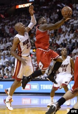 Ray Allen (i) de los Heat en acción ante Nate Robinson (d) de los Bulls durante un partido de semifinales de la NBA disputado el lunes 6 de mayo de 2013, en el American Airlines Arena en Miami, Florida.