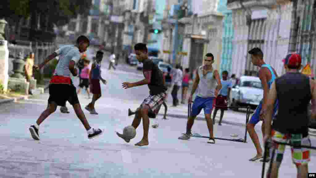 El poco tráfico de la calle Prado es aprovechado por los fanáticos del fútbol para colar un gol en las improvisadas porterías.