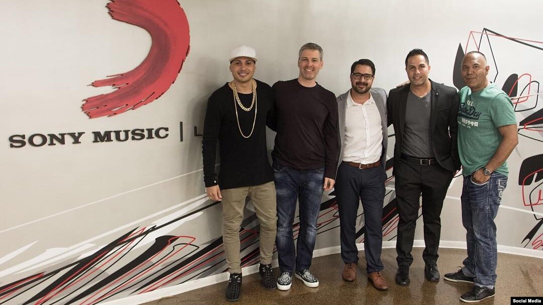 "Un sueño hecho realidad. ¡Feliz de pertenecer a Sony Music! Gracias", dijo el cantante en su página de Facebook.