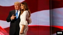 El precandidato presidencial republicano Donald Trump junto a su esposa Melania hoy, 18 de julio de 2016, en la apertura de la segunda sesión del primer día de la Convención Republicana en el Centro Nacional Republicano Quicken Loans Arena de Cleveland, O