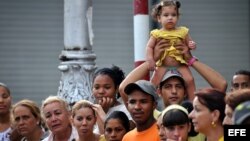 ARCHIVO. Un grupo de personas participa en la procesión de la Virgen de la Caridad del Cobre, patrona de Cuba.