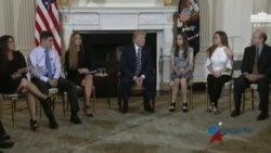 El presidente Trump escucha demandas de jóvenes y padres afectados por matanzas