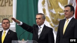 El nuevo alcalde de Ciudad de México, Miguel Ángel Mancera, (c), toma protesta junto a su antecesor, Marcelo Ebrad Casaubón (d), el miércoles 5 de diciembre de 2012.