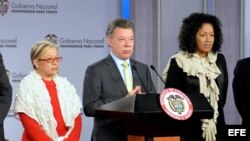 El presidente Juan Manuel Santos (c), anuncia la incorporación al equipo del Gobierno colombiano que negocia en Cuba un acuerdo de paz con la guerrilla de las FARC, de las abogadas María Paulina Riveros (i) y Nigeria Rentería Lozano (d).