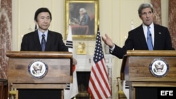 El secretario de estado de EE.UU., John Kerry (d), y el ministro de Exteriores y Comercio de la República de Corea, Yun Byung-Se (i), 2 de abril de 2013.