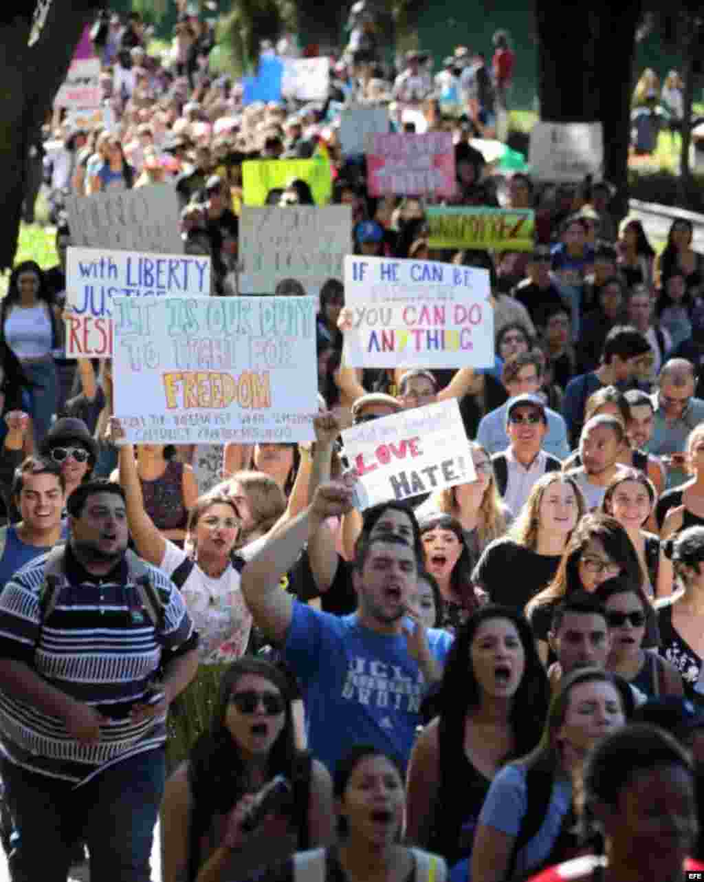 Protesta de estudiantes y activistas contra la elección del candidato Republicano Donald Trump como presidente de EEUU, en la Universidad de California, en Los Ángeles. &nbsp;
