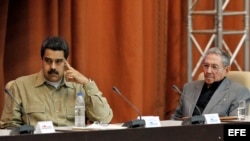 Raúl Castro (d), y de Venezuela, Nicolás Maduro (i) el 14 de diciembre del 2016 en el Palacio de Convenciones de La Habana (Cuba). 