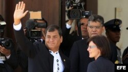 Rafael Correa (i), y el ministro de Relaciones Exteriores, Elías Jaua, asisten al funeral de Estado del presidente venezolano, Hugo Chávez. 