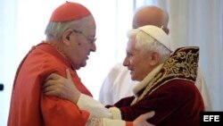  Fotografía facilitada por el Osservatore Romano que muestra al papa Benedicto XVI (dcha) mientras saluda a un cardenal no identificado durante el Consistorio de cardenales en la Ciudad del Vaticano el lunes 11 de febrero de 2013.
