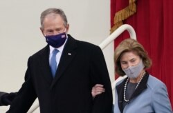 El ex presidente estadounidense, George W. Bush, y su esposa Laura Bush, también asistieron el acto de investidura presidencial. REUTERS / Kevin Lamarque