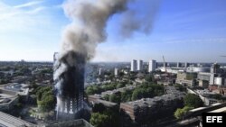 Vista del humo provocado por el incendio declarado en la Torre Grenfell en Lancaster West Estate en Londres (Reino Unido) hoy, 14 de junio de 2017