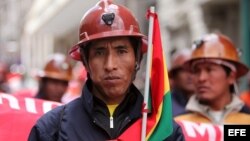 Mineros bolivianos durante una marcha hacia La Paz el año pasado en demanda de mejoras salariales.