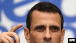 El líder opositor venezolano, Henrique Capriles, habla hoy, sábado 20 de julio de 2013, en una rueda de prensa en Lima, Perú