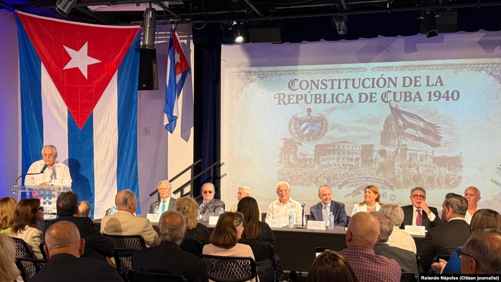 Foro en Museo Americano de la Diáspora Cuba sobre legitimidad de la Constitución del 40 para una transición en Cuba.