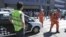 Rescatistas llegan hoy, sábado 19 de octubre de 2013, al lugar en donde al menos 35 personas resultaron heridas, cinco de ellas de gravedad, en un accidente de tren en la concurrida estación de Once