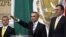 El nuevo alcalde de Ciudad de México, Miguel Ángel Mancera, (c), toma protesta junto a su antecesor, Marcelo Ebrad Casaubón (d), el miércoles 5 de diciembre de 2012.