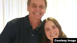 Regina Duarte, junto al presidente brasileño Jair Bolsonaro, en una imagen del Facebook de la actriz.