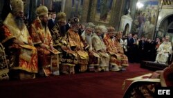 Archivo - Obispos de la Iglesia Ortodoxa Búlgara en misa oficiada por el Patriarca de la Iglesia Ortodoxa Rusa, Kirill (dcha), en la Catedral de Alexander Nevski en Sofía (Bulgaria). 