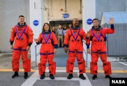 Los miembros de la tripulación de Artemis II, el astronauta de la CSA (Agencia Espacial Canadiense) Jeremy Hansen, y los astronautas de la NASA Christina Koch, Victor Glover y Reid Wiseman.