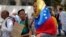 Una maestra en Caracas exige mejor salario y mayores beneficios, el 30 de enero de 2023. (AP Photo/Ariana Cubillos).