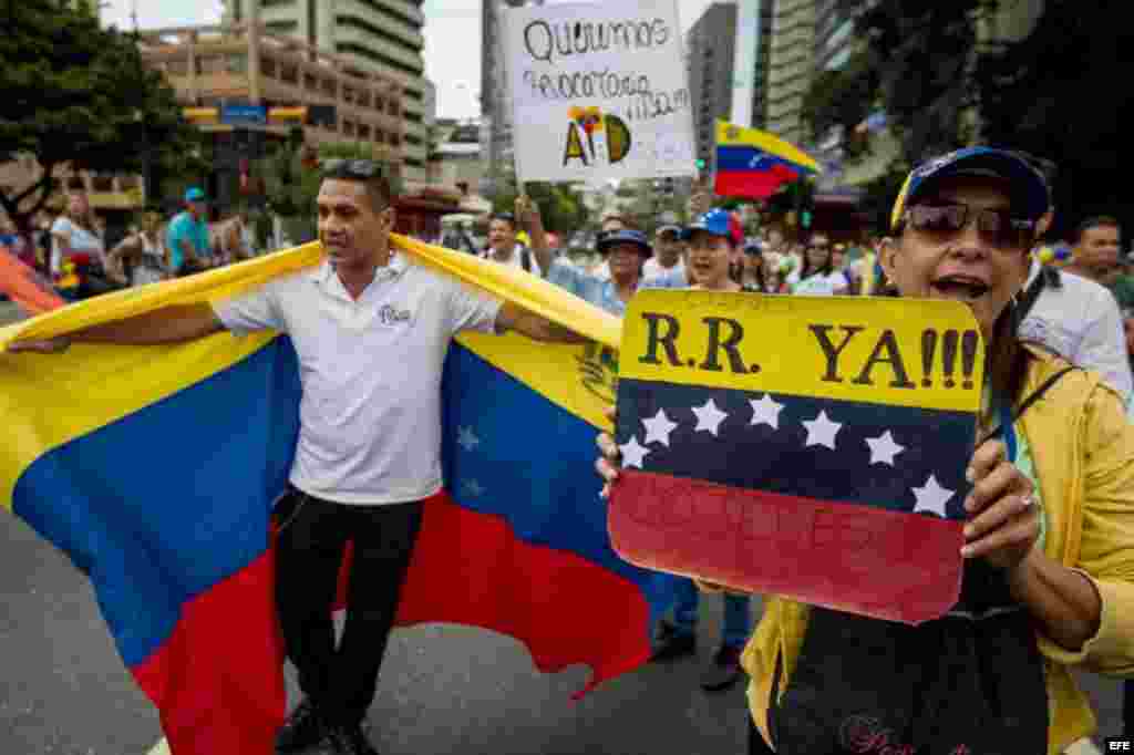 Un grupo de personas participan hoy, jueves 1 de septiembre de 2016, en una manifestación denominada "Toma de Caracas".