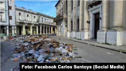 La basura en las afueras del Conservatorio Amadeo Roldán