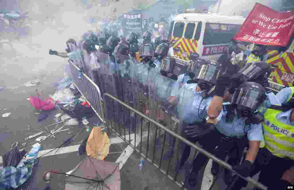 Lanzando gases contra los estudiantes en el centro de Hong Kong. 