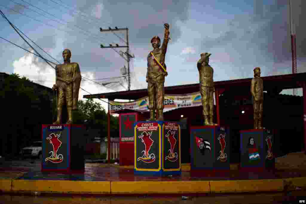 (De izquierda a derecha) Un grupo de estatuas del Libertador Sim&oacute;n Bol&iacute;var, del fallecido mandatario de Venezuela, Hugo Ch&aacute;vez, del exgobernante de Cuba, Fidel Castro, y del guerrillero Ernesto "Che" Guevara, son exhibidas en una plaza de la localidad de El Amparo, estado Apure (Venezuela), fronterizo con Colombia hoy, viernes 23 de mayo de 2013. 