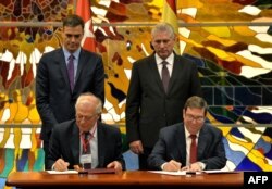 Sánchez y Díaz-Canel observan la firma del memorando de entendimiento para la consulta bilateral por parte de los cancilleres Bruno Rodríguez y Joseph Borell.