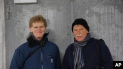 El Dr. Cary Fowler (izquierda) y el Dr. Geoffrey Hawtin (derecha), en la Bóveda Global de Semillas, Noruega. Ambos ganaron el Premio Mundial de la Alimentación 2024. (AP/World Food Prize Foundation).