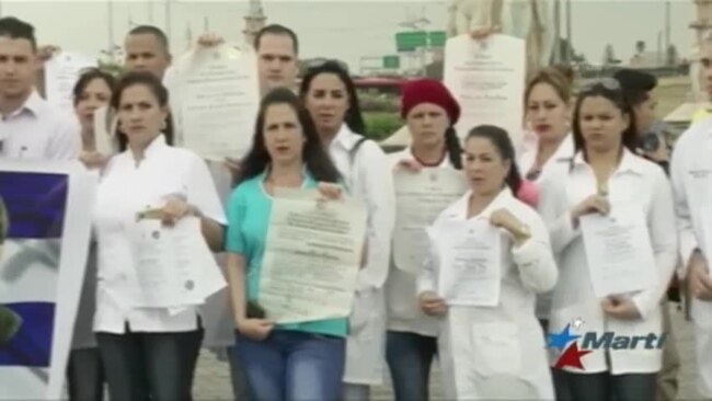 Cuba eliminará la política de castigo a los médicos cubanos emigrantes