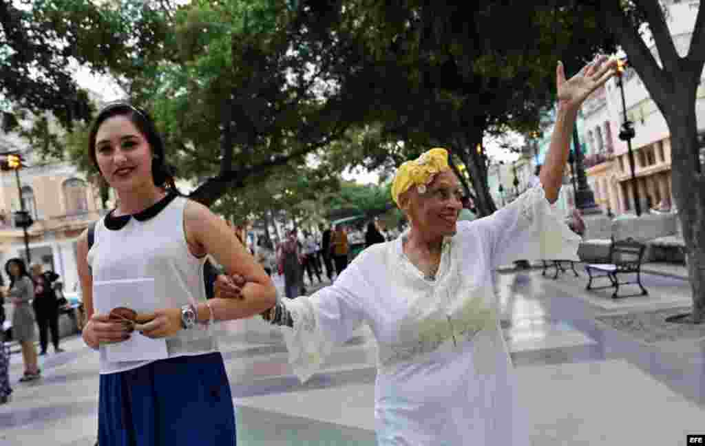 La cantante cubana Omara Portuondo (d) asiste al desfile de la casa de modas francesa Chanel.