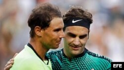 Nadal felicita a Federer por su victoria.