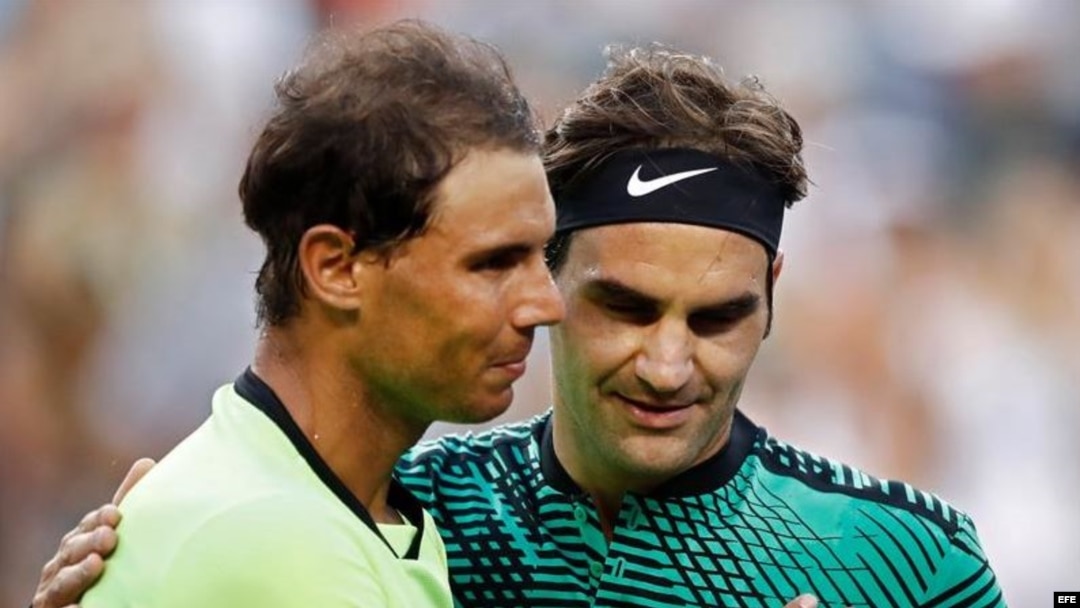 Nadal felicita a Federer por su victoria.