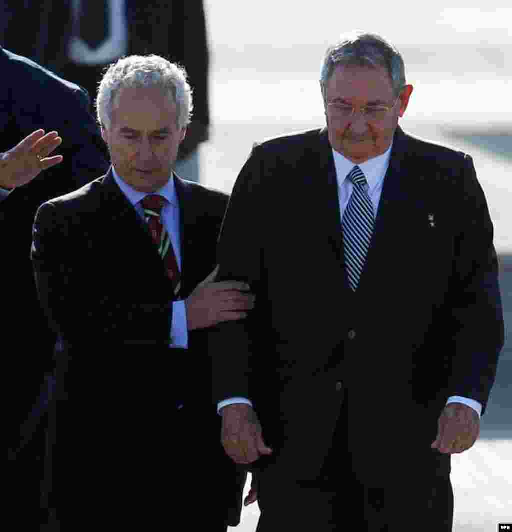 El presidente de Cuba, Raúl Castro (d), llegó el viernes 25 de enero de 2013 al Aeropuerto Internacional de Santiago de Chile, para participar en la primera Cumbre de la CELAC y UE.