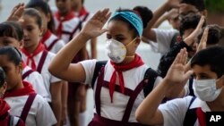 Alumnos en la escuela primaria visten máscaras para protegerse del coronavirus. AP Photo/Ramon Espinosa
