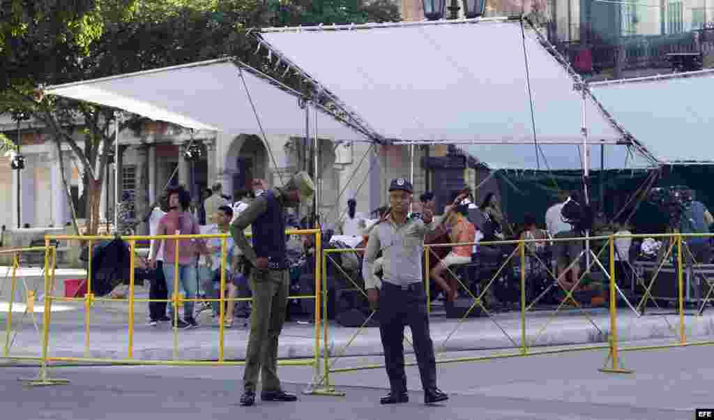 Policías cubanos custodian el lugar hoy, martes 3 de mayo de 2016, donde se realizará el desfile de la casa francesa de moda Chanel en La Habana&nbsp;