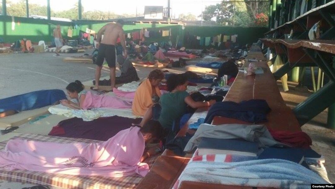 Migrantes cubanos en el colegio nocturno La Cruz, Guanacaste, Costa Rica. Foto: Esdrey Roura, cortesía.