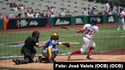 Erisbel Arruebarruena disparó jonrón contra el abridor colombiano Luis Patiño.