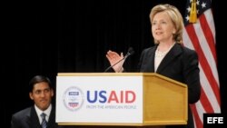 La secretaria estadounidense de Estado, Hillary Clinton, ofrece un discurso durante la ceremonia de toma de posesión de Rajiv Shah como nuevo jefe de la Agencia de Estados Unidos para el Desarrollo Internacional (USAID). EFE/Michael Reynolds