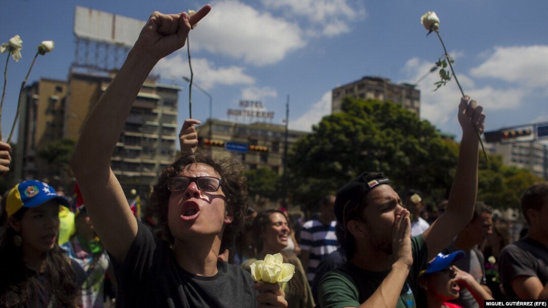 Estudiantes se movilizan en Venezuela en protesta por las muertes del pasado 12 de febrero.