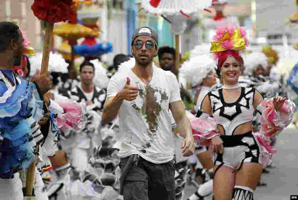 El cantante español Enrique Iglesias participa el 10 de enero de 2017, en la filmación del videoclip de su sencillo "Súbeme la radio", en La Habana (Cuba).